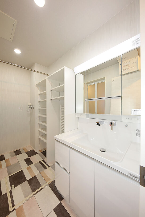 橋本建設 【札幌市／吹抜け／収納充実／カーポート】2面性を兼ね備えたこだわりのデザイン住宅の建築実例画像9