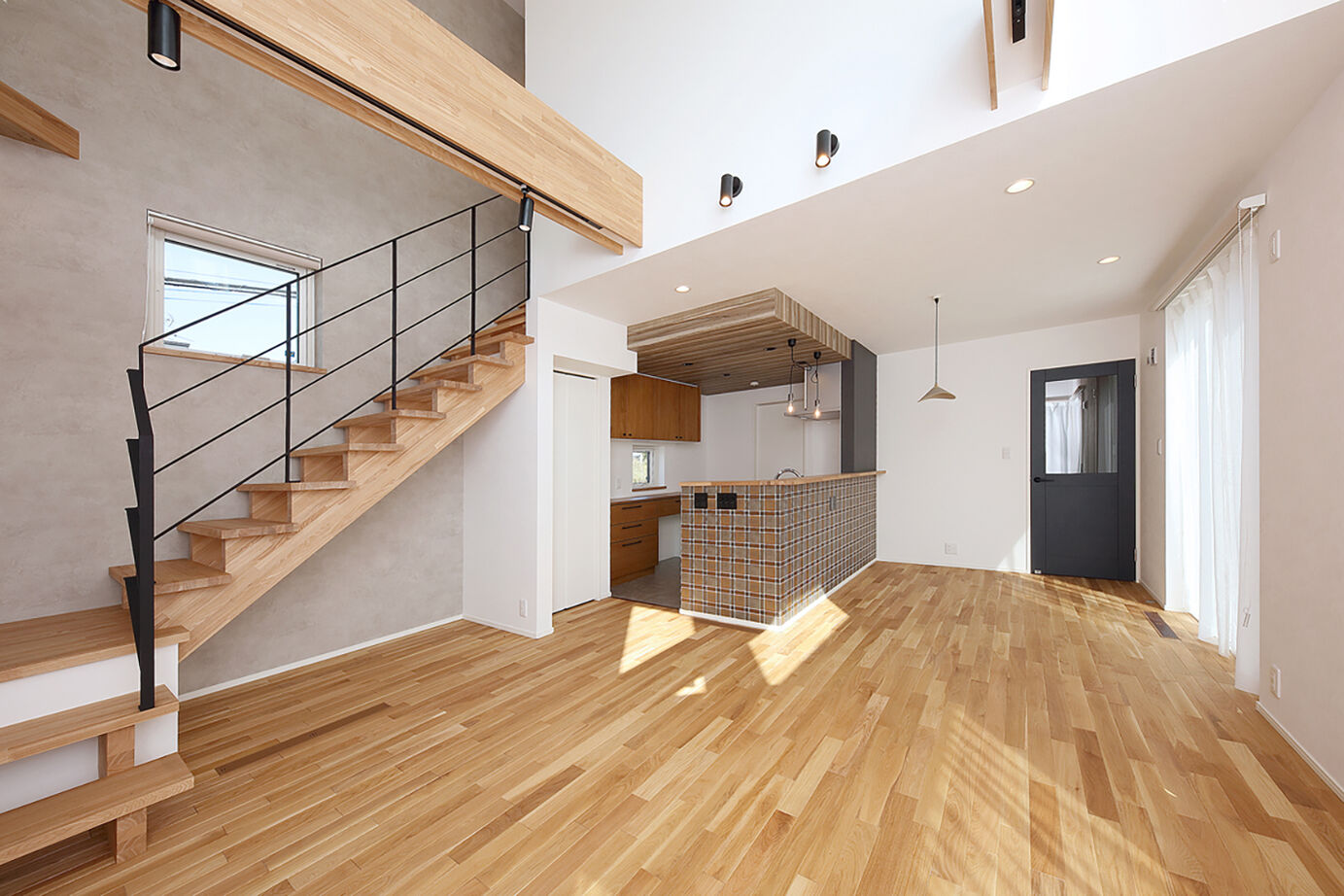 橋本建設 【2000万円台前半】ふんだんに使用した木のぬくもりと、吹き抜けの開放感に包まれる家の建築実例画像1