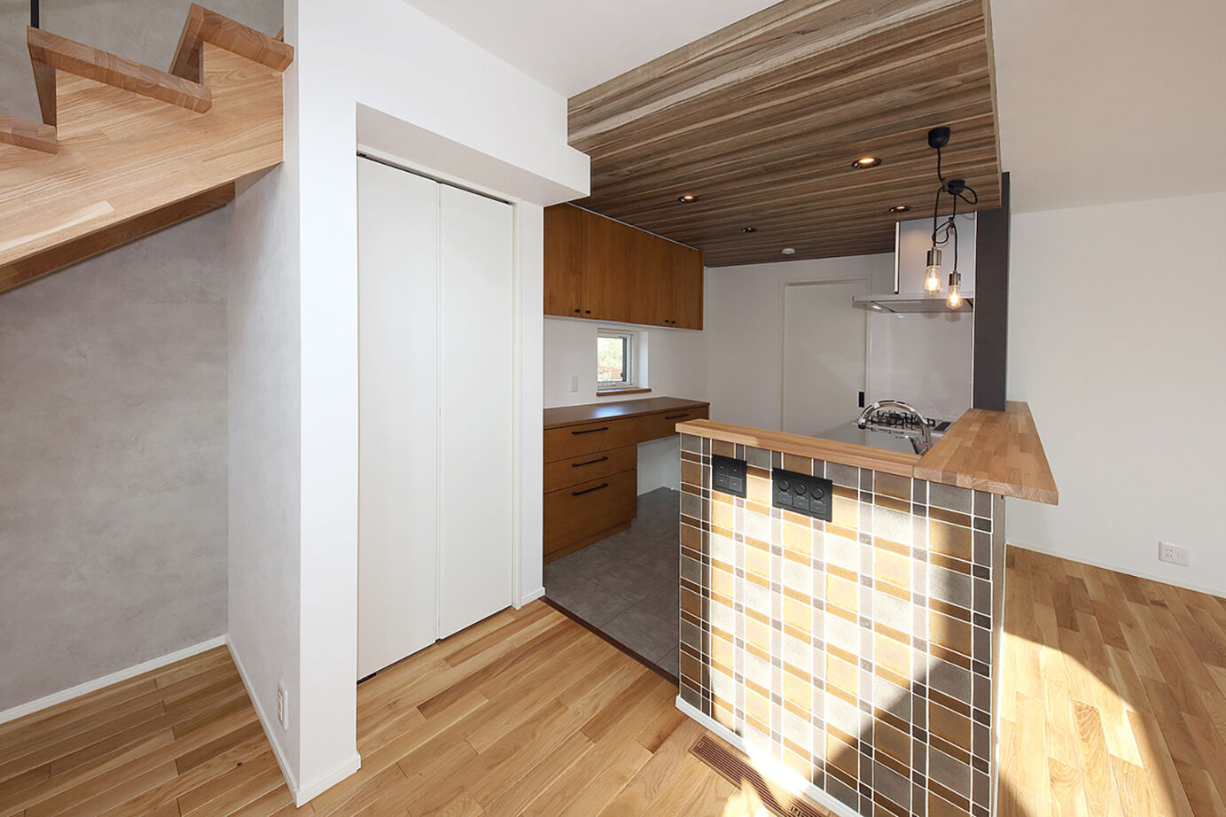 橋本建設 【2000万円台前半】ふんだんに使用した木のぬくもりと、吹き抜けの開放感に包まれる家の建築実例画像2