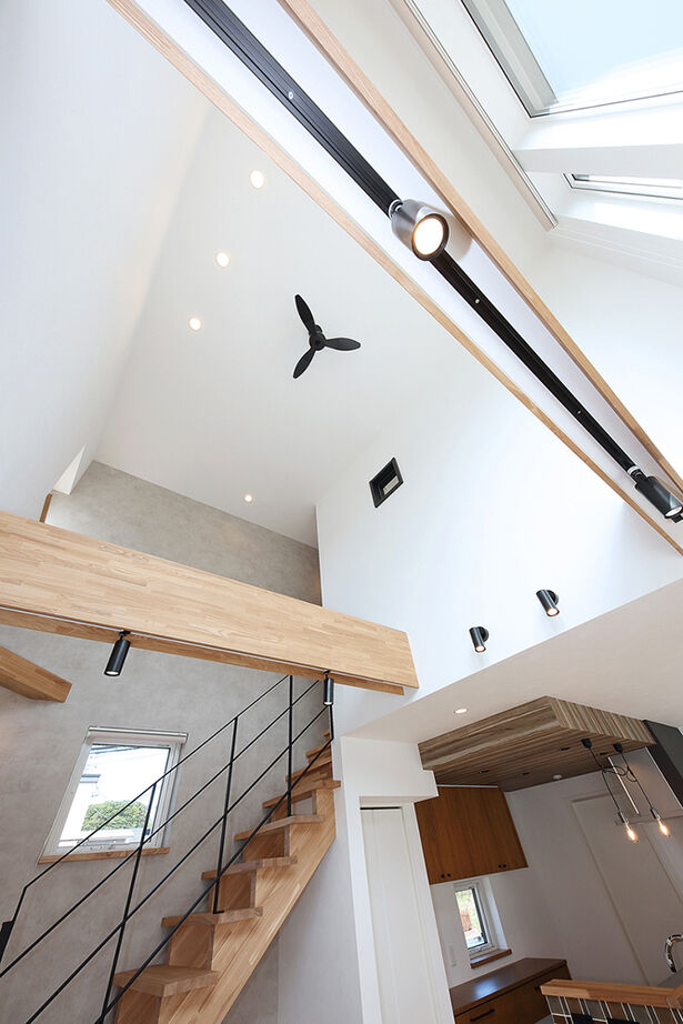 橋本建設 【2000万円台前半】ふんだんに使用した木のぬくもりと、吹き抜けの開放感に包まれる家の建築実例画像4