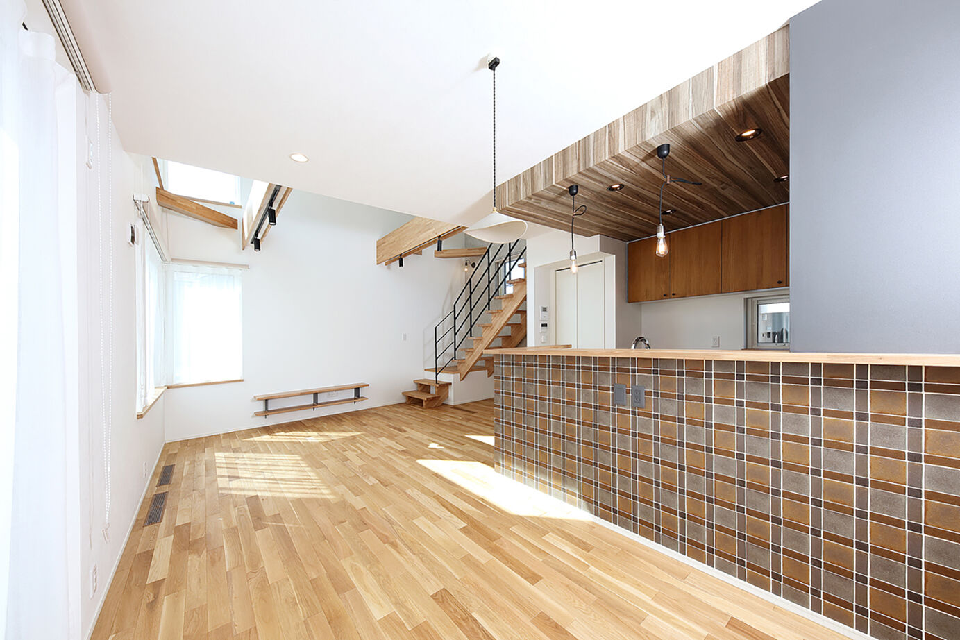 橋本建設 【2000万円台前半】ふんだんに使用した木のぬくもりと、吹き抜けの開放感に包まれる家の建築実例画像5