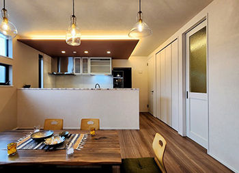 グランディルホーム 【1920万円×約18坪の狭小地×インナーガレージ】友人が多く集う家は、隠せる収納でいつもすっきりの建築実例画像4