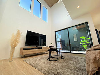 グランディルホーム 【中庭×約23.5畳の広々LDK】玄関、キッチン、リビングすべてに自然光が舞い込むの建築実例画像2