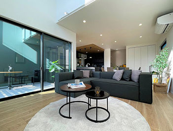 グランディルホーム 【中庭×約23.5畳の広々LDK】玄関、キッチン、リビングすべてに自然光が舞い込むの建築実例画像3