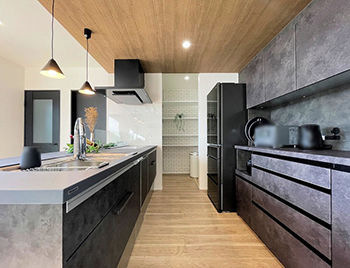 グランディルホーム 【中庭×約23.5畳の広々LDK】玄関、キッチン、リビングすべてに自然光が舞い込むの建築実例画像5