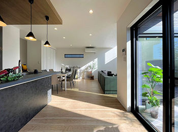 グランディルホーム 【中庭×約23.5畳の広々LDK】玄関、キッチン、リビングすべてに自然光が舞い込むの建築実例画像6