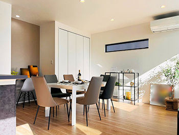 グランディルホーム 【中庭×約23.5畳の広々LDK】玄関、キッチン、リビングすべてに自然光が舞い込むの建築実例画像7