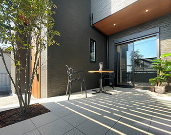 グランディルホーム 【中庭×約23.5畳の広々LDK】玄関、キッチン、リビングすべてに自然光が舞い込むの建築実例画像8