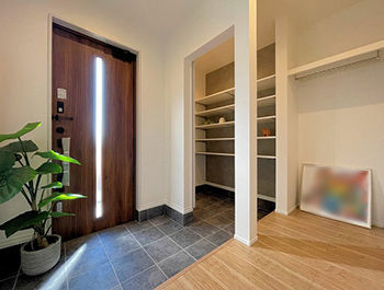 グランディルホーム 【中庭×約23.5畳の広々LDK】玄関、キッチン、リビングすべてに自然光が舞い込むの建築実例画像9