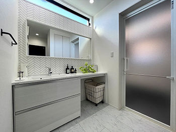 グランディルホーム 【中庭×約23.5畳の広々LDK】玄関、キッチン、リビングすべてに自然光が舞い込むの建築実例画像10