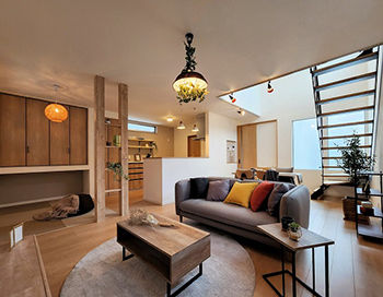 グランディルホーム 【2350万円×4連FIX窓の吹き抜け】光は取り入れ、外部の視線は通さない！高い防犯性と独立性を保持の建築実例画像2