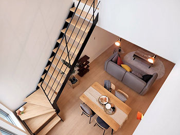 グランディルホーム 【2350万円×4連FIX窓の吹き抜け】光は取り入れ、外部の視線は通さない！高い防犯性と独立性を保持の建築実例画像3