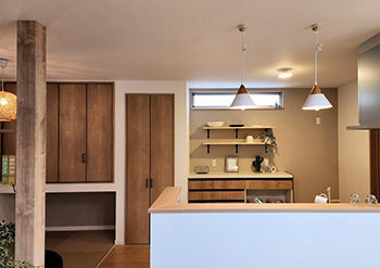 グランディルホーム 【2350万円×4連FIX窓の吹き抜け】光は取り入れ、外部の視線は通さない！高い防犯性と独立性を保持の建築実例画像4