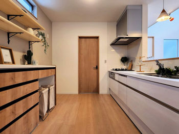 グランディルホーム 【2350万円×4連FIX窓の吹き抜け】光は取り入れ、外部の視線は通さない！高い防犯性と独立性を保持の建築実例画像5