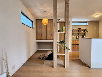 グランディルホーム 【2350万円×4連FIX窓の吹き抜け】光は取り入れ、外部の視線は通さない！高い防犯性と独立性を保持の建築実例画像6