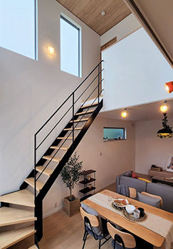 グランディルホーム 【2350万円×4連FIX窓の吹き抜け】光は取り入れ、外部の視線は通さない！高い防犯性と独立性を保持の建築実例画像7