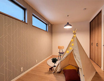 グランディルホーム 【2350万円×4連FIX窓の吹き抜け】光は取り入れ、外部の視線は通さない！高い防犯性と独立性を保持の建築実例画像8