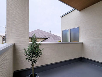 グランディルホーム 【2350万円×4連FIX窓の吹き抜け】光は取り入れ、外部の視線は通さない！高い防犯性と独立性を保持の建築実例画像9