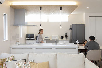 グランディルホーム 【1880万円×変形地を利用した3台駐車場】白一色の壁紙で、家具・インテリアが映えるの建築実例画像2