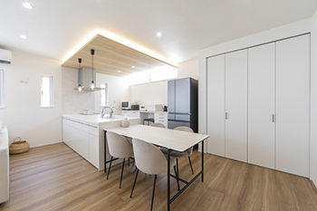 グランディルホーム 【1880万円×変形地を利用した3台駐車場】白一色の壁紙で、家具・インテリアが映えるの建築実例画像4