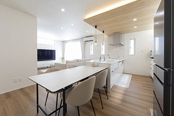 グランディルホーム 【1880万円×変形地を利用した3台駐車場】白一色の壁紙で、家具・インテリアが映えるの建築実例画像5