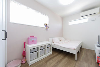 グランディルホーム 【1880万円×変形地を利用した3台駐車場】白一色の壁紙で、家具・インテリアが映えるの建築実例画像7