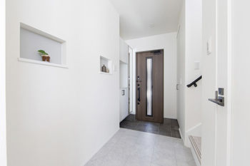 グランディルホーム 【1880万円×変形地を利用した3台駐車場】白一色の壁紙で、家具・インテリアが映えるの建築実例画像9