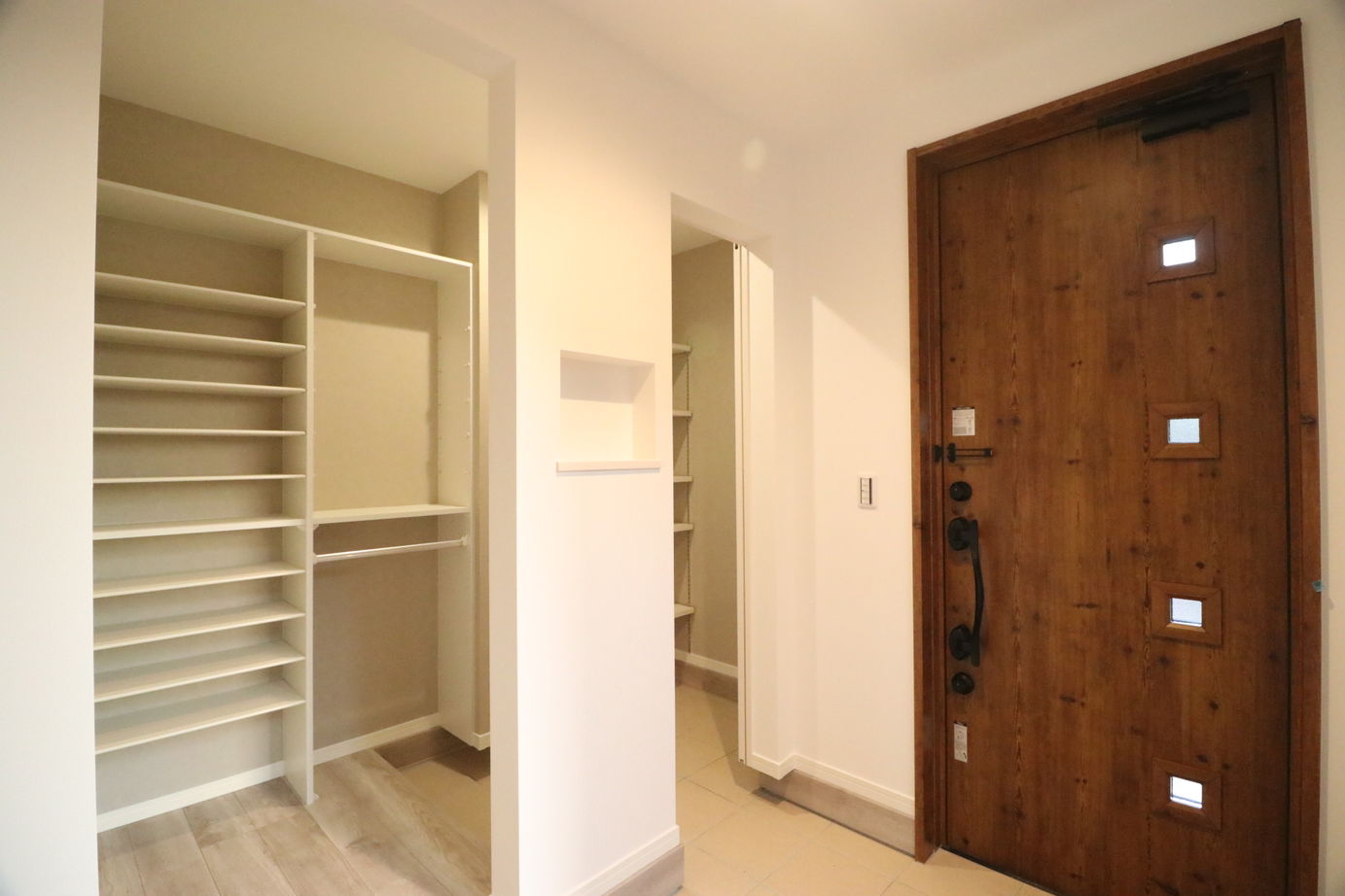 国分ハウジング 木目調の外観が目を引く温かみのある平屋の家の建築実例画像2