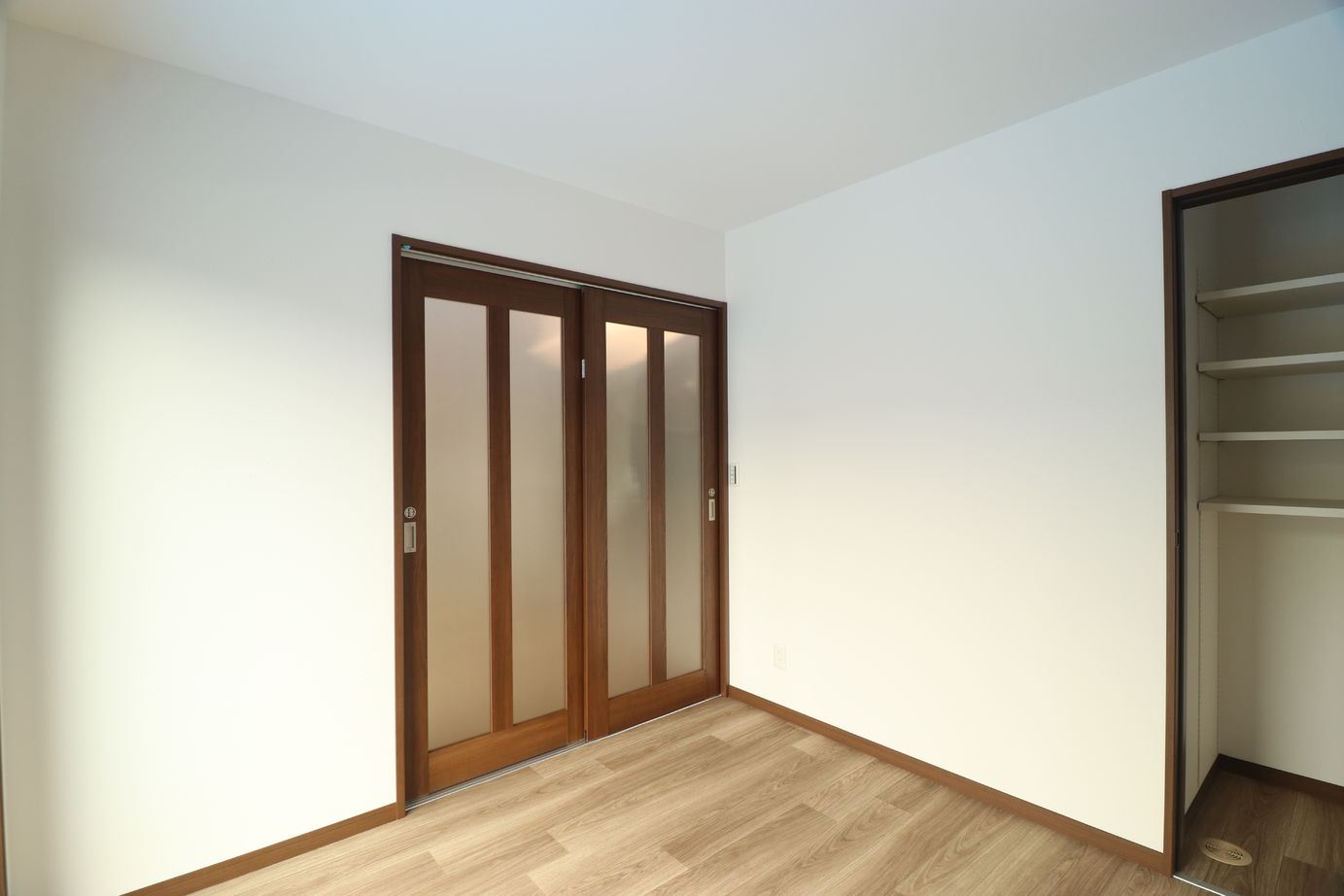 国分ハウジング 【霧島市/平屋/ペットと暮らす】センターリビングが家族を結ぶ平屋の家の建築実例画像4