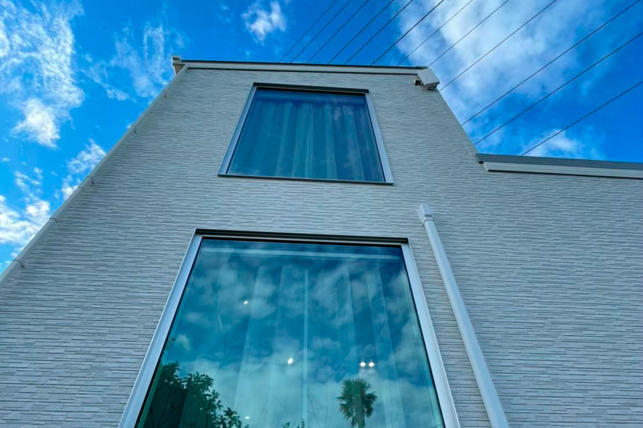 第一伊藤建設 【シンプルモダン｜間取り有】明るさと開放感のヒミツは窓と吹抜けにあり！南北に長い縦長の家の建築実例画像2