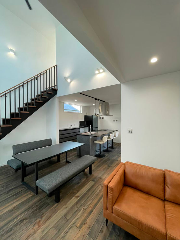 第一伊藤建設 【シンプルモダン｜間取り有】明るさと開放感のヒミツは窓と吹抜けにあり！南北に長い縦長の家の建築実例画像3