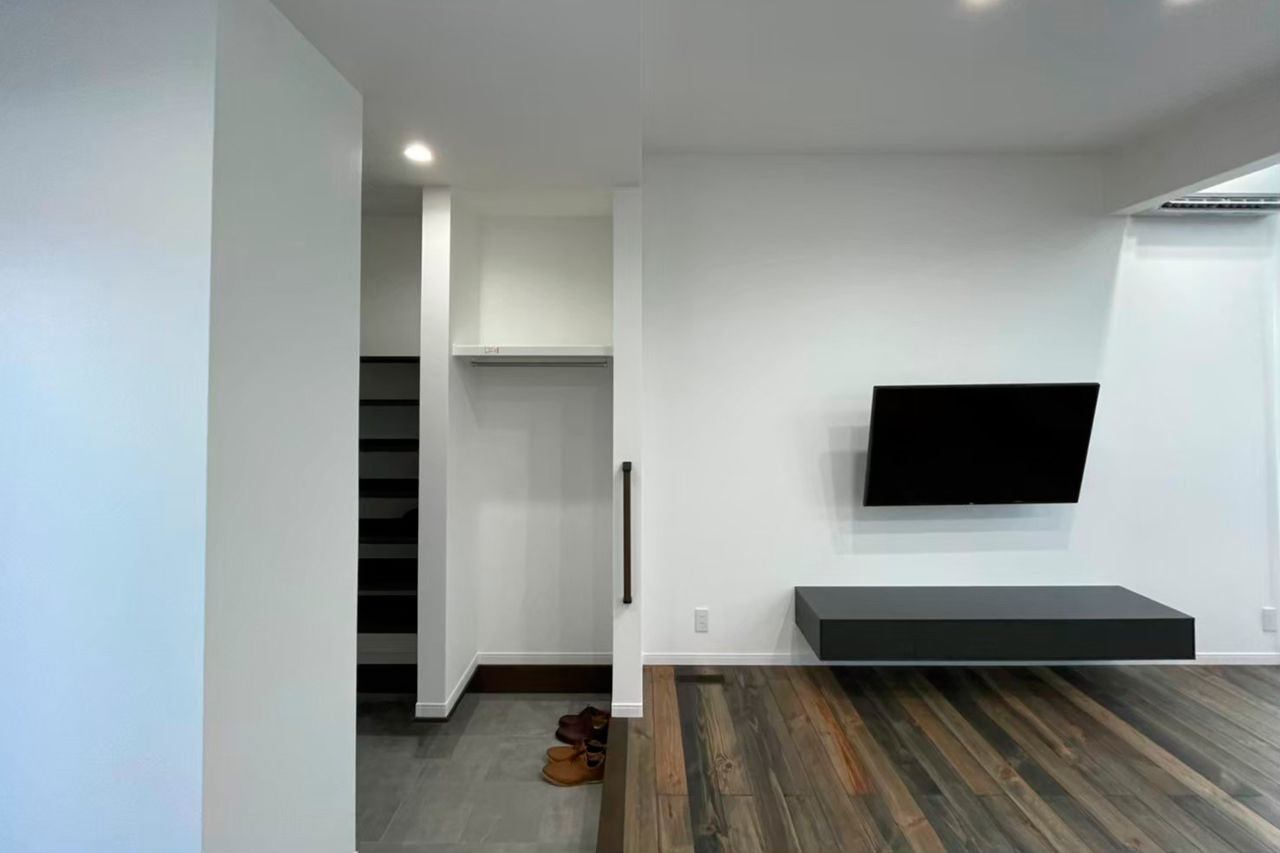 第一伊藤建設 【シンプルモダン｜間取り有】明るさと開放感のヒミツは窓と吹抜けにあり！南北に長い縦長の家の建築実例画像5