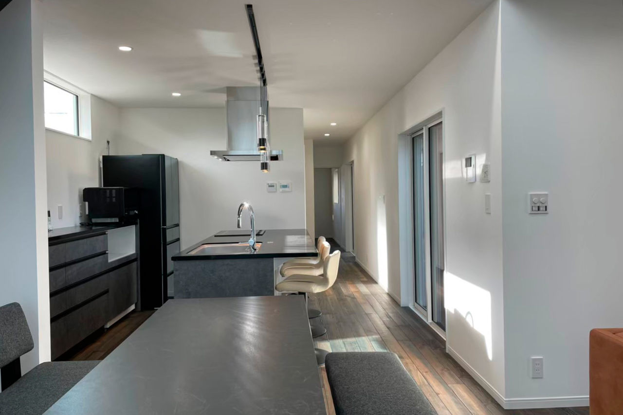 第一伊藤建設 【シンプルモダン｜間取り有】明るさと開放感のヒミツは窓と吹抜けにあり！南北に長い縦長の家の建築実例画像6