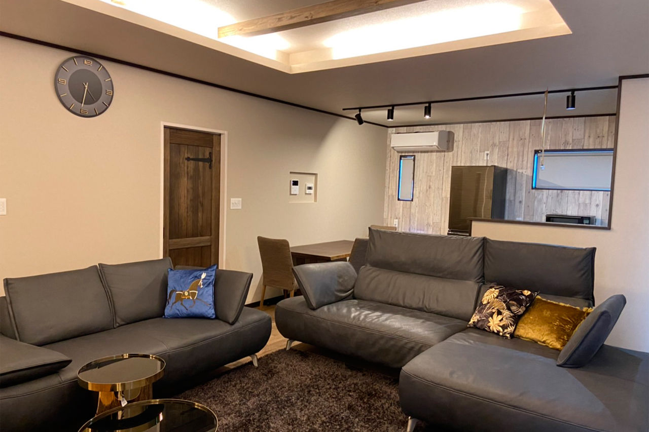 第一伊藤建設 【浜松市｜インナーガレージ｜間取り有】ガレージには愛車がずらり。ラグジュアリー×モダンな店舗併用住宅の建築実例画像7