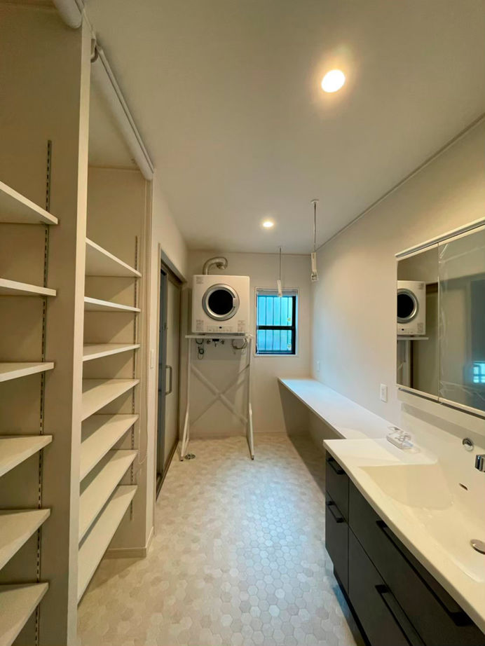 第一伊藤建設 【浜松市｜インナーガレージ｜間取り有】ガレージには愛車がずらり。ラグジュアリー×モダンな店舗併用住宅の建築実例画像8