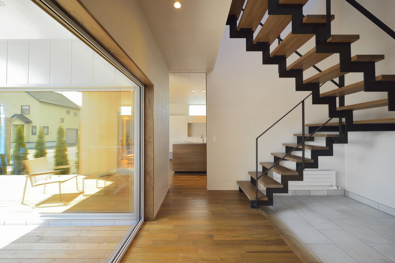 スカイハウス 【2500～2999万円/43坪/シンプルモダン】大きな窓と広々テラスで四季を楽しむ家の建築実例画像2