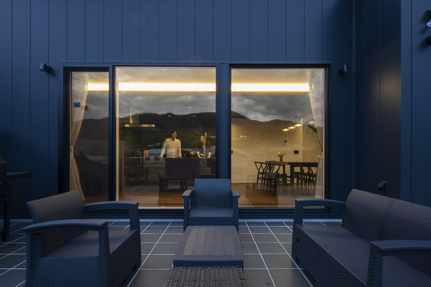 スカイハウス 【小樽市/プライベートテラス/吹き抜け】ピットリビングと広々テラスで友人たちと楽しく集える住まいの建築実例画像3