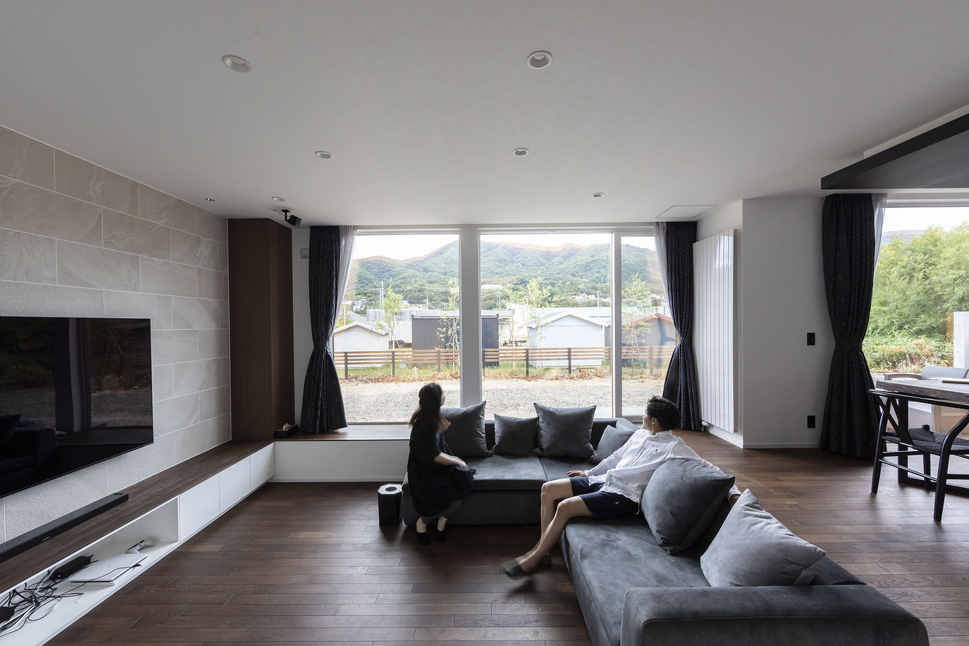 スカイハウス 【小樽市/プライベートテラス/吹き抜け】ピットリビングと広々テラスで友人たちと楽しく集える住まいの建築実例画像6