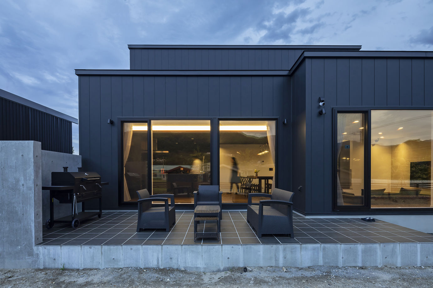 スカイハウス 【小樽市/プライベートテラス/吹き抜け】ピットリビングと広々テラスで友人たちと楽しく集える住まいの建築実例画像9