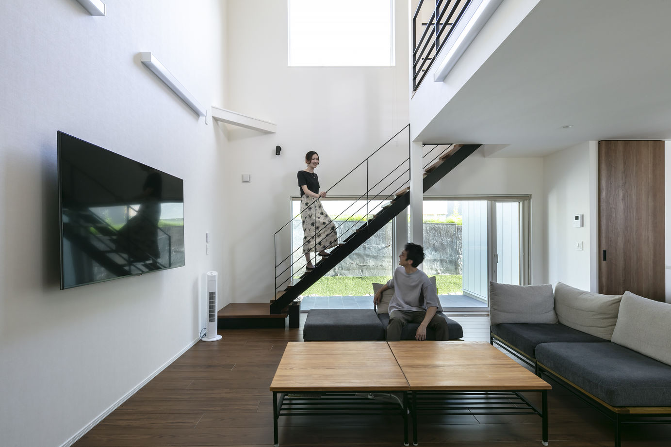 スカイハウス 【札幌市/3000万円台/カーポート/テラス】白い外壁にガビオンフェンスと緑が映える家の建築実例画像2