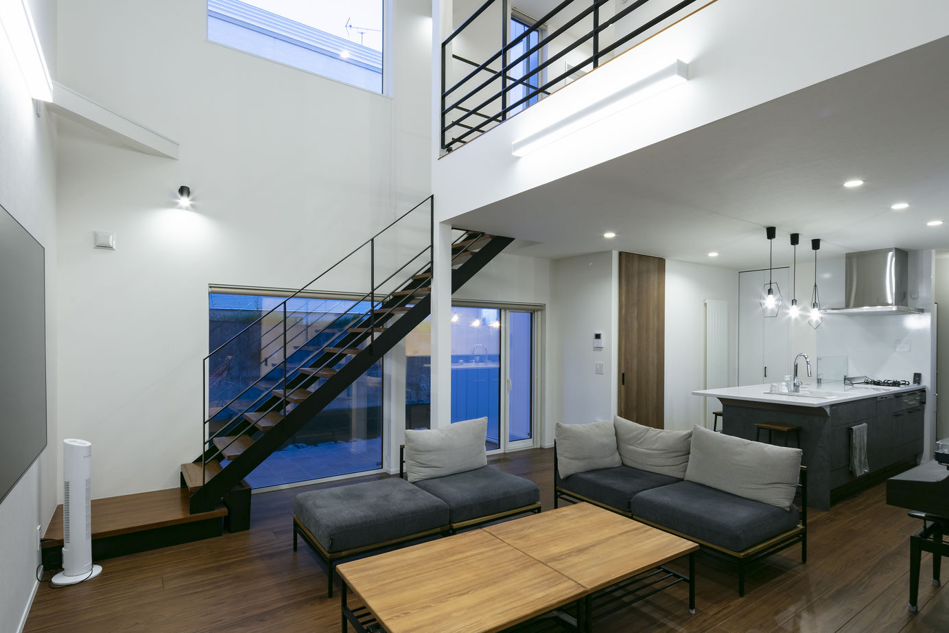 スカイハウス 【札幌市/3000万円台/カーポート/テラス】白い外壁にガビオンフェンスと緑が映える家の建築実例画像6