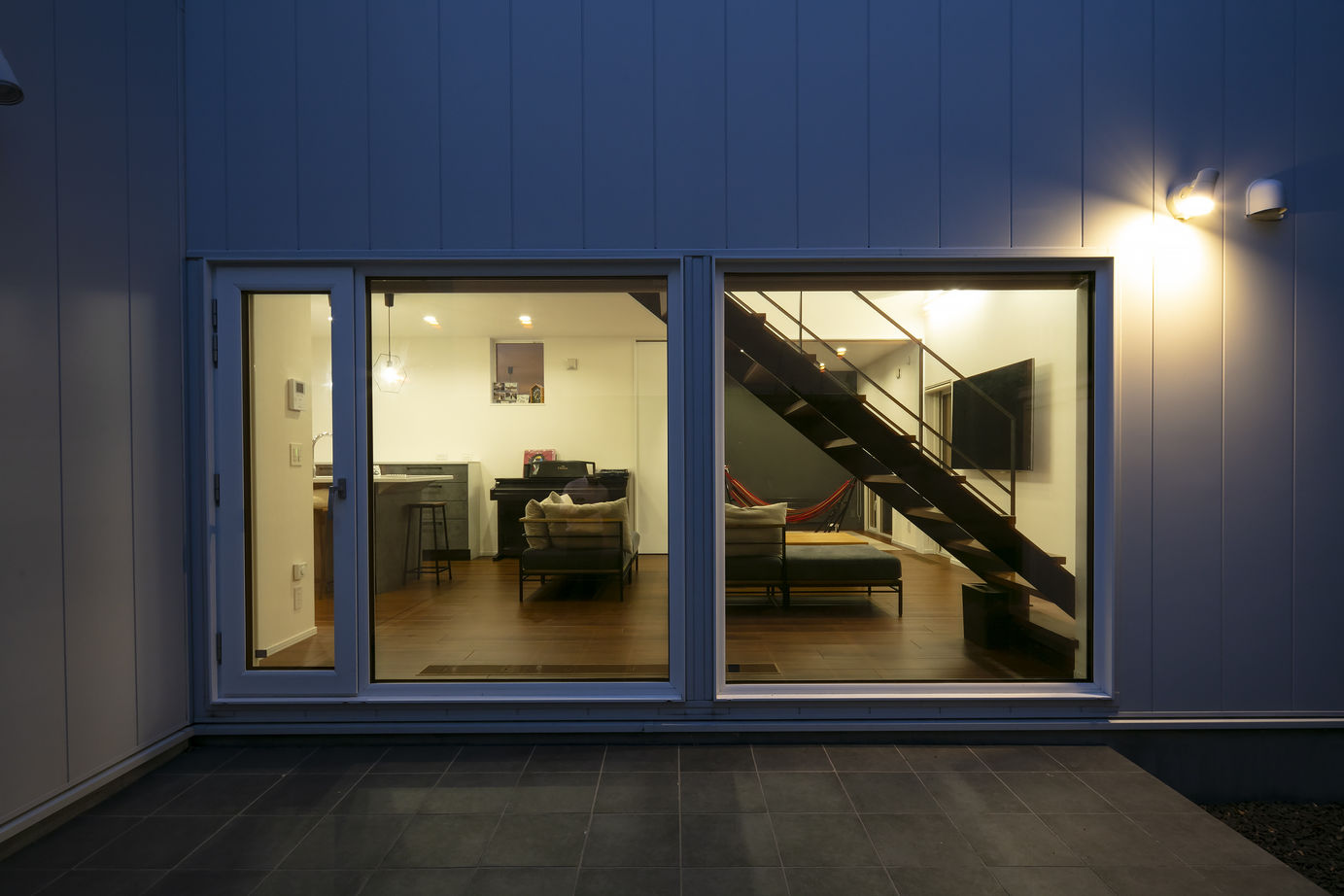 スカイハウス 【札幌市/3000万円台/カーポート/テラス】白い外壁にガビオンフェンスと緑が映える家の建築実例画像7