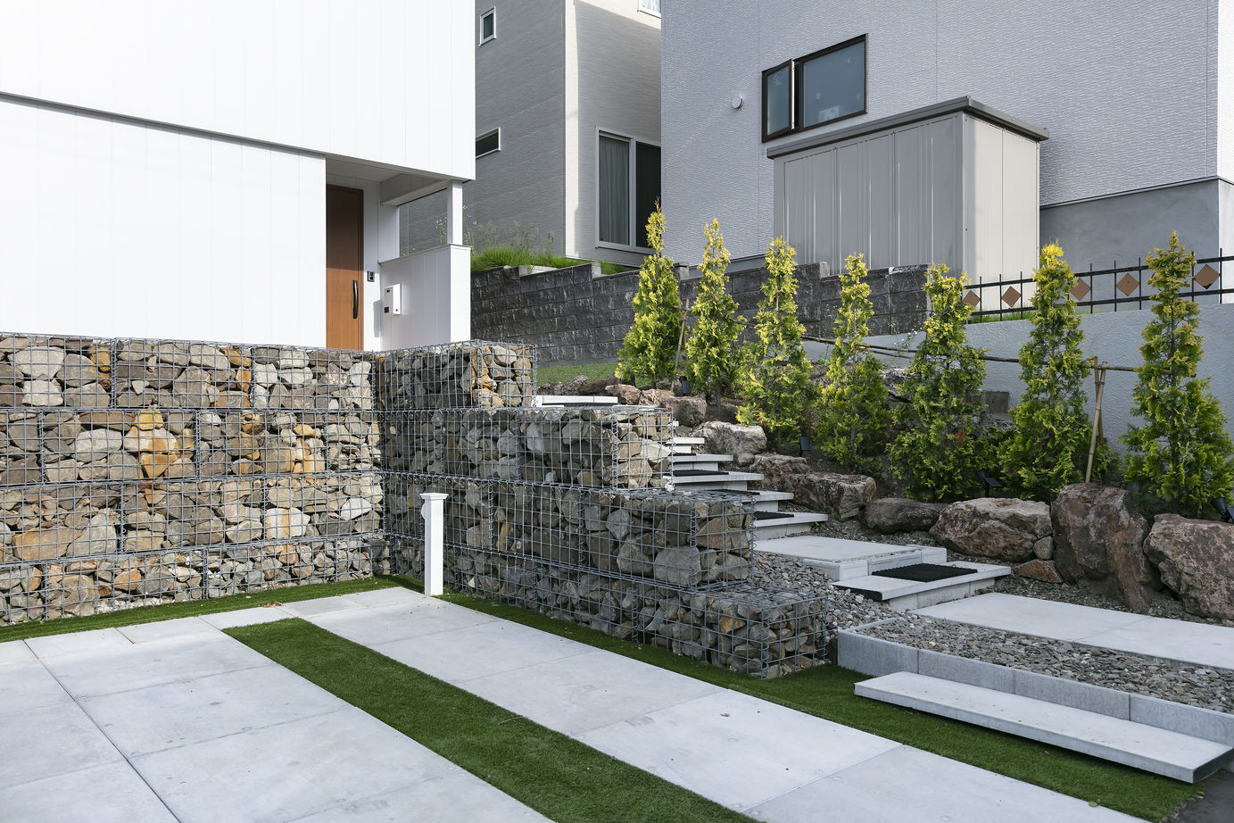 スカイハウス 【札幌市/3000万円台/カーポート/テラス】白い外壁にガビオンフェンスと緑が映える家の建築実例画像9