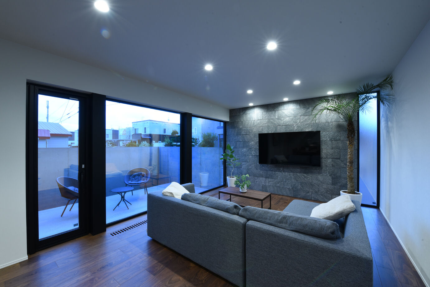 スカイハウス 【札幌市/中庭/タイルテラス】モノトーンインテリア映えるエクステリアスペースに拘った住まいの建築実例画像