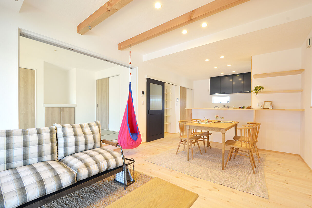 渋沢 【天然素材｜ウッドデッキ｜土間収納｜小屋裏収納】アウトドアを楽しみ尽くせる家の建築実例画像2