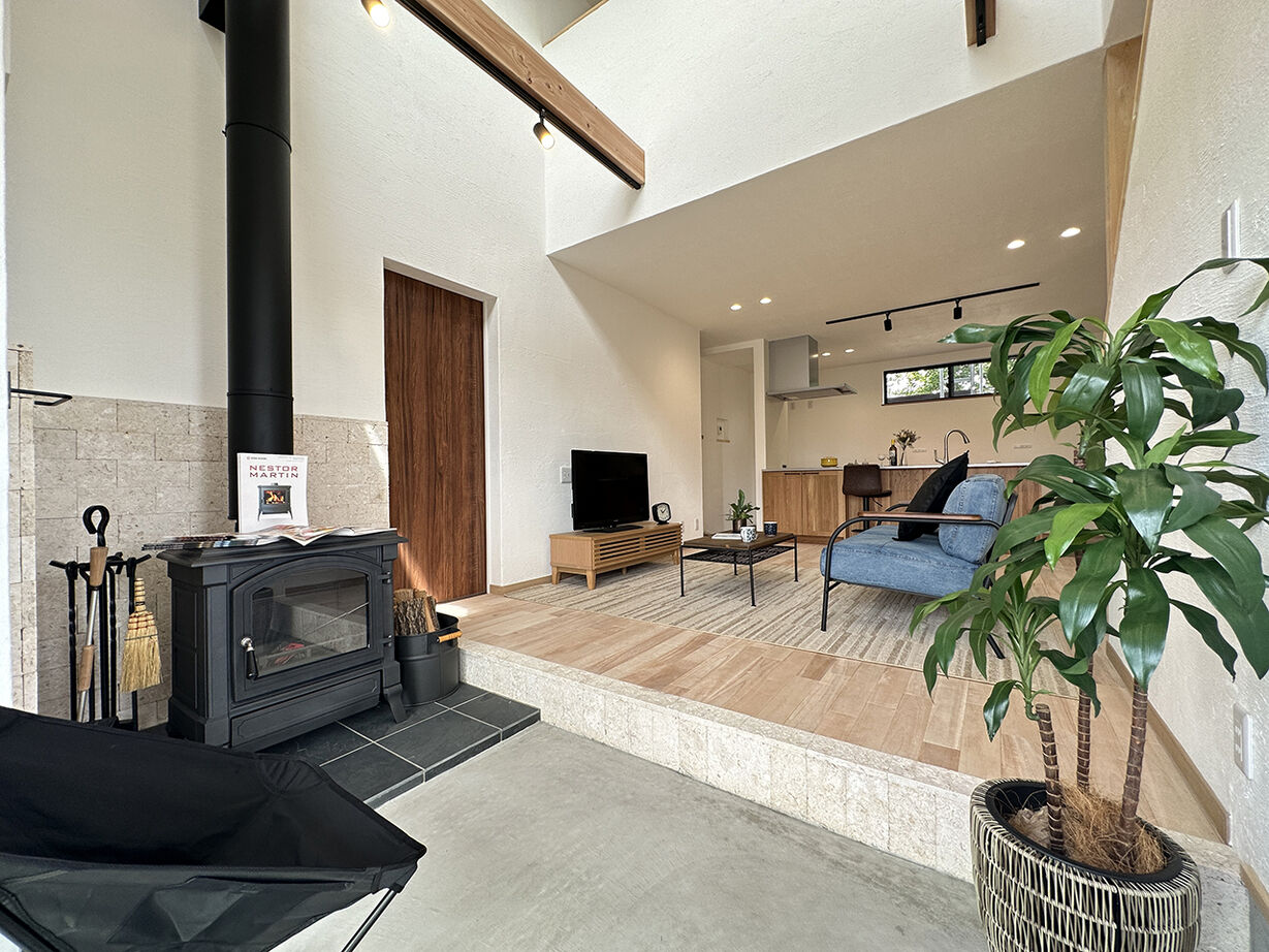 渋沢 【土間リビング｜薪ストーブ｜天然素材】素材と間取りで実現した、ヴィンテージスタイルの家の建築実例画像2