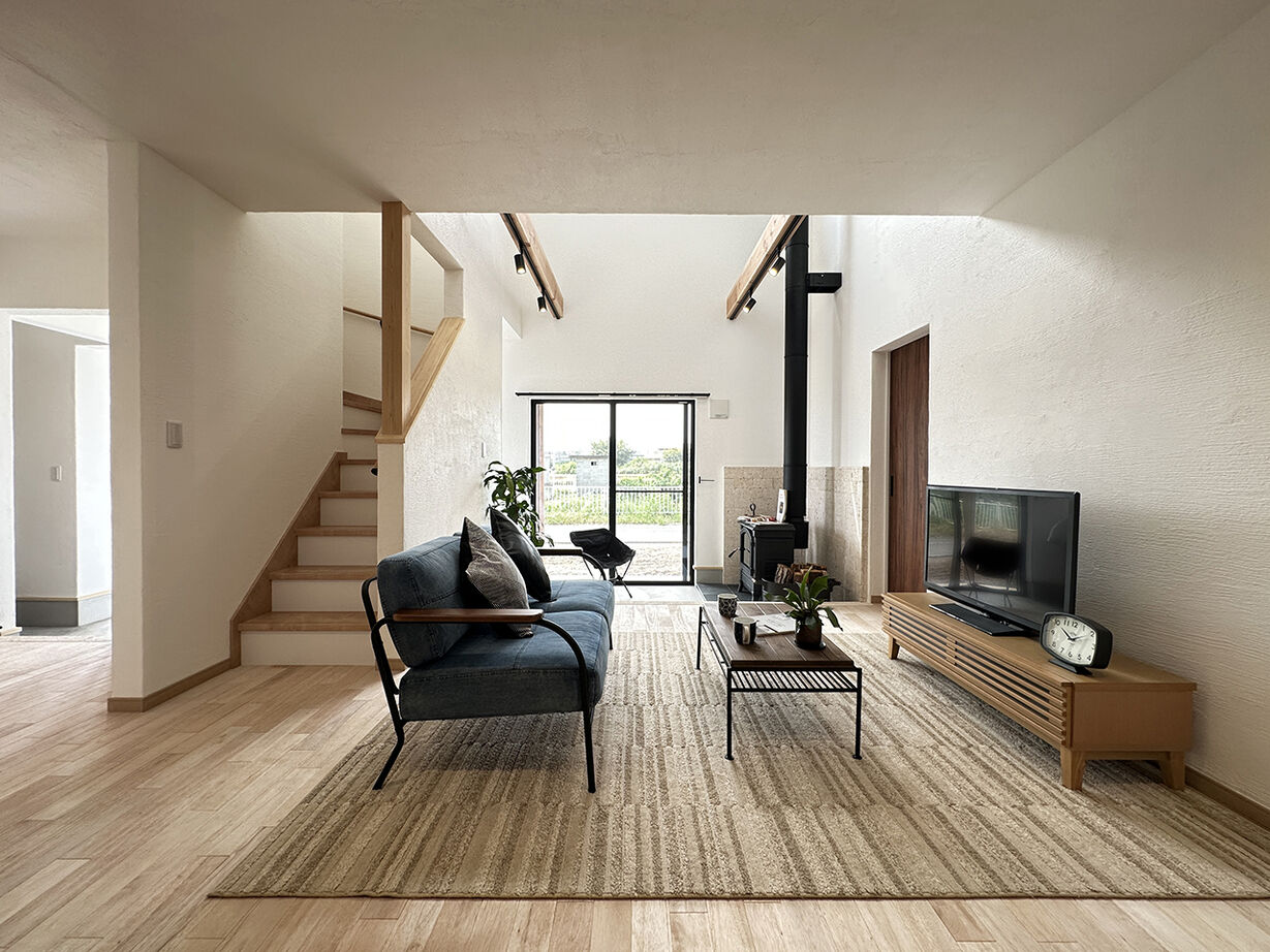 渋沢 【土間リビング｜薪ストーブ｜天然素材】素材と間取りで実現した、ヴィンテージスタイルの家の建築実例画像3