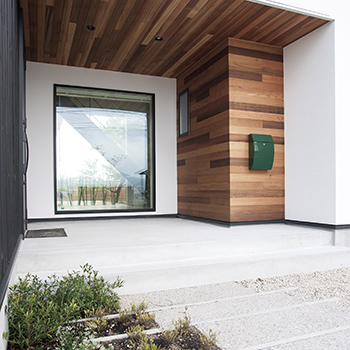 ハウスクラフト 【2000万円台/自然素材】家に帰れば木の香りが包み込み、心安らぐ。中庭を活かした間取りで開放感溢れる家の建築実例画像2