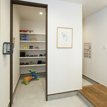 ハウスクラフト 【2000万円台/自然素材】家に帰れば木の香りが包み込み、心安らぐ。中庭を活かした間取りで開放感溢れる家の建築実例画像3