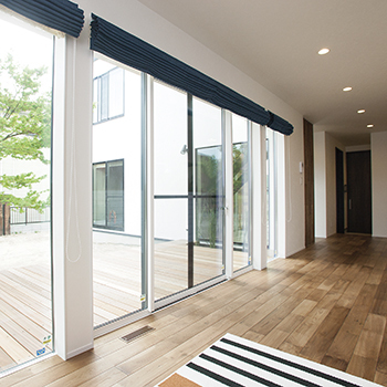 ハウスクラフト 【2000万円台/自然素材】家に帰れば木の香りが包み込み、心安らぐ。中庭を活かした間取りで開放感溢れる家の建築実例画像4